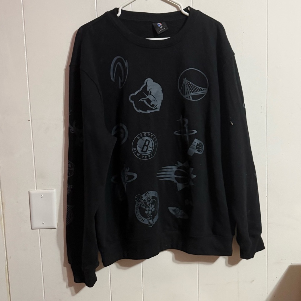 NBA Black Crewneck Sweater‎ with Gray Graphics